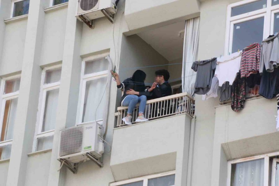 Elinde Bıçakla Balkon Demirlerine Çıkan Kadın, Korku Dolu Anlar Yaşattı