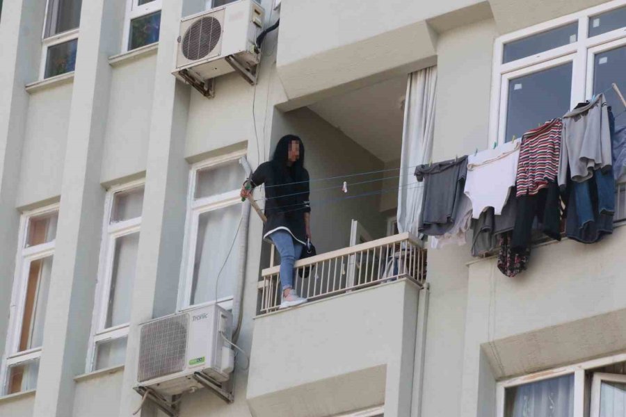 Elinde Bıçakla Balkon Demirlerine Çıkan Kadın, Korku Dolu Anlar Yaşattı