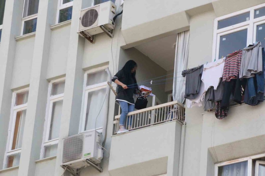 Elinde Bıçakla Balkon Demirlerine Çıkan Kadın, Korku Dolu Anlar Yaşattı