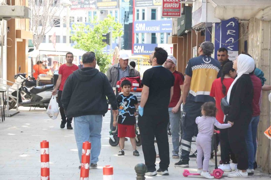 Elinde Bıçakla Balkon Demirlerine Çıkan Kadın, Korku Dolu Anlar Yaşattı