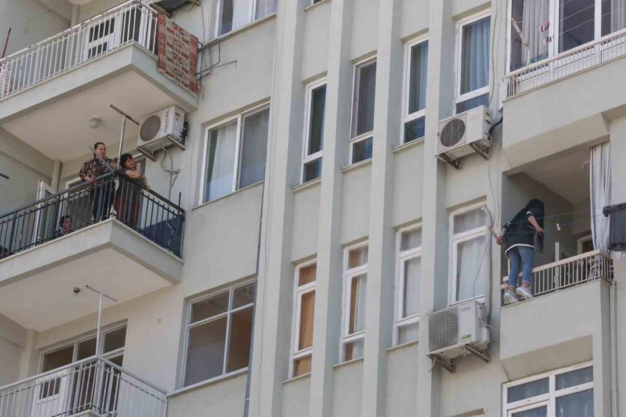 Elinde Bıçakla Balkon Demirlerine Çıkan Kadın, Korku Dolu Anlar Yaşattı