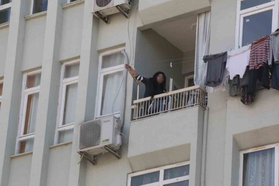 Elinde Bıçakla Balkon Demirlerine Çıkan Kadın, Korku Dolu Anlar Yaşattı