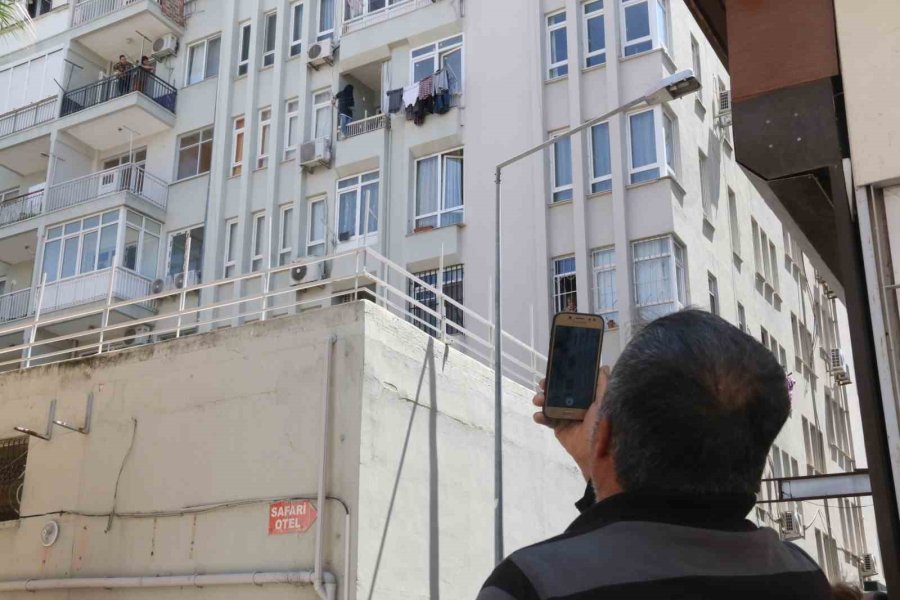 Elinde Bıçakla Balkon Demirlerine Çıkan Kadın, Korku Dolu Anlar Yaşattı