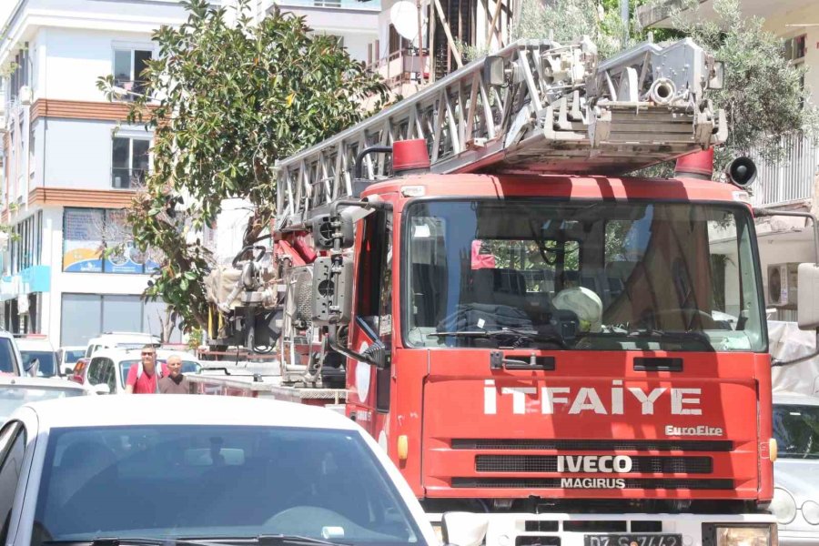 Elinde Bıçakla Balkon Demirlerine Çıkan Kadın, Korku Dolu Anlar Yaşattı