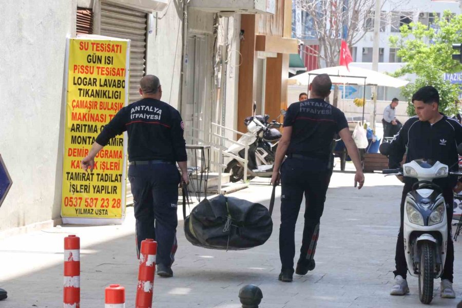 Elinde Bıçakla Balkon Demirlerine Çıkan Kadın, Korku Dolu Anlar Yaşattı