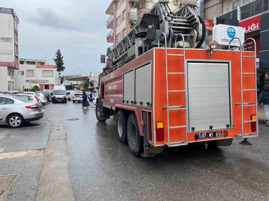 Çatıya Çıkıp Ekiplere Zor Anlar Yaşattı, İki Saat Sonunda İkna Edilebildi