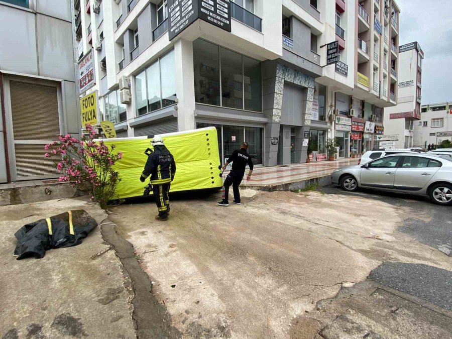 Çatıya Çıkıp Ekiplere Zor Anlar Yaşattı, İki Saat Sonunda İkna Edilebildi