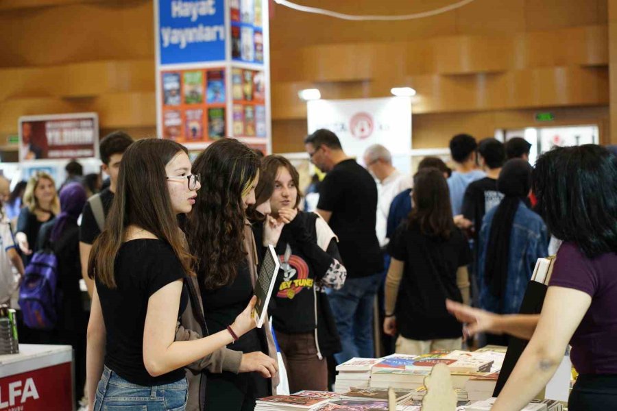 Kepez Kitap Fuarı’na Yoğun İlgi