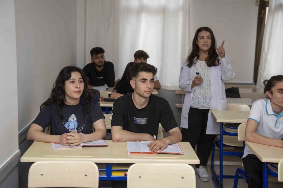 Mersin’deki Kurs Merkezleri Depremzede Öğrencilere Yeniden Umut Oldu