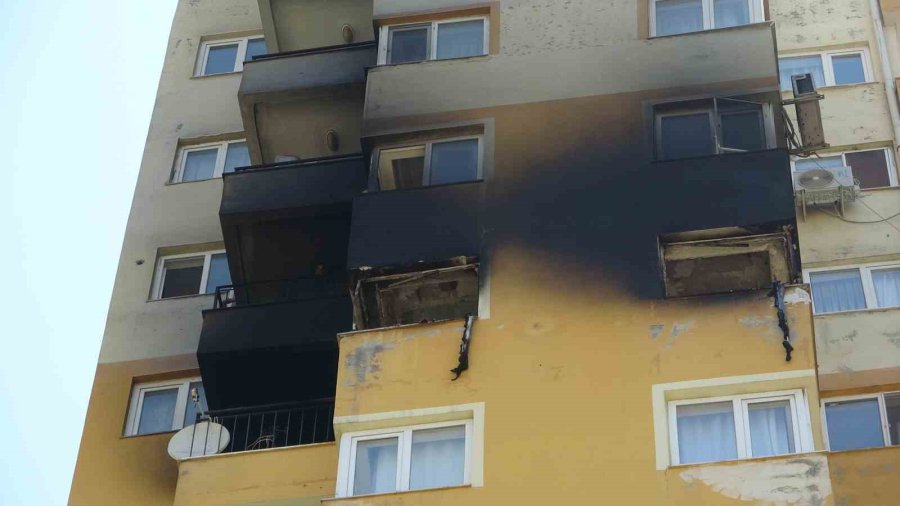 Hastaneye Giden Çiftin Evi Alev Alev Yandı, Bir Vatandaş Yangının Sebebini Yüzlerce Metre Uzaktan Yorumladı