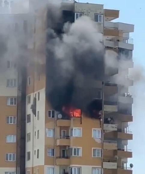 Hastaneye Giden Çiftin Evi Alev Alev Yandı, Bir Vatandaş Yangının Sebebini Yüzlerce Metre Uzaktan Yorumladı