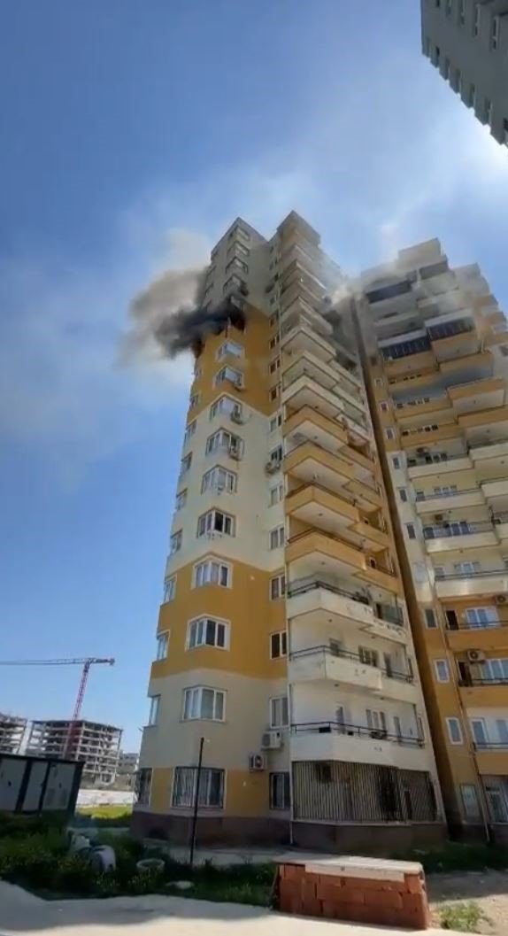 Hastaneye Giden Çiftin Evi Alev Alev Yandı, Bir Vatandaş Yangının Sebebini Yüzlerce Metre Uzaktan Yorumladı