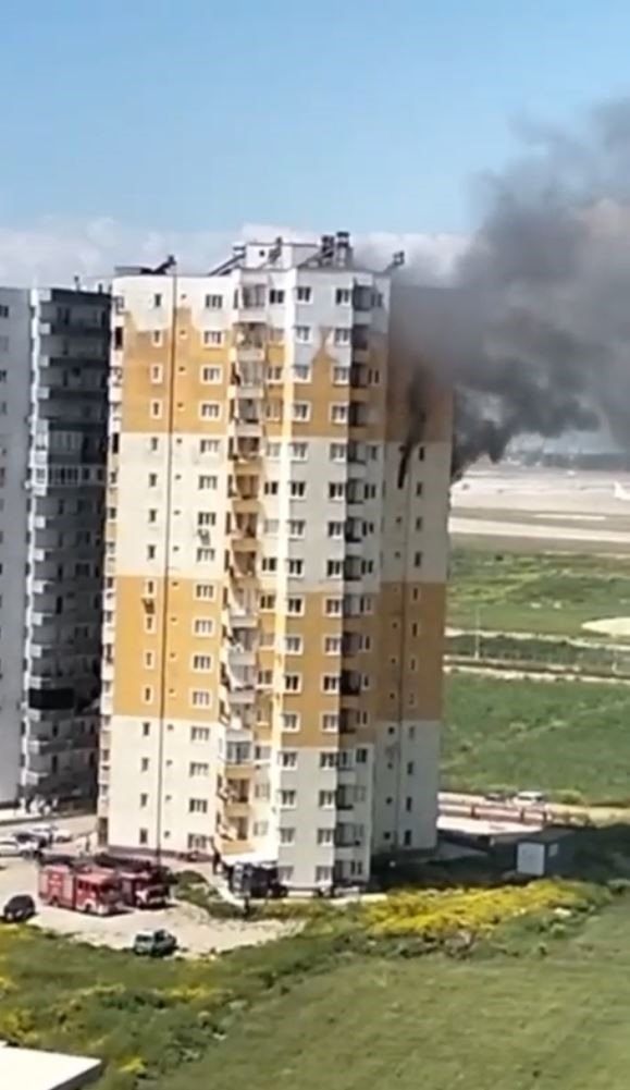 Hastaneye Giden Çiftin Evi Alev Alev Yandı, Bir Vatandaş Yangının Sebebini Yüzlerce Metre Uzaktan Yorumladı