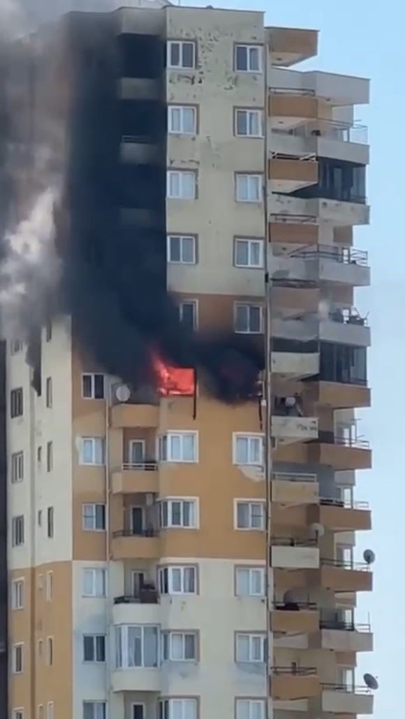 Hastaneye Giden Çiftin Evi Alev Alev Yandı, Bir Vatandaş Yangının Sebebini Yüzlerce Metre Uzaktan Yorumladı