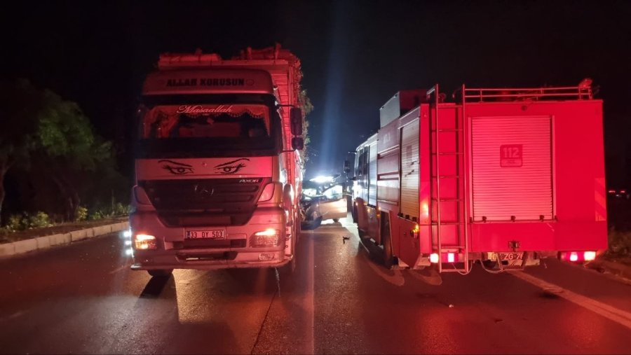 Odun Yüklü Kamyona Çarpan Aracın Sürücüsü Olay Yerinde Hayatını Kaybetti