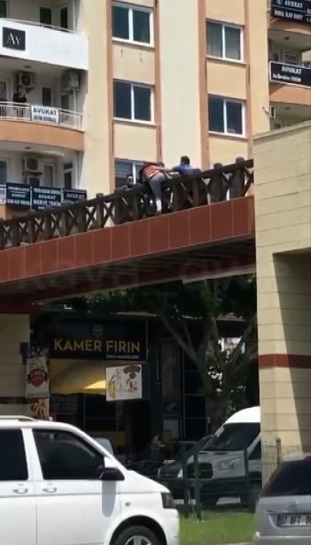 Üst Geçitten Atlamaya Kalkan Genç, Polislere Zor Anlar Yaşattı