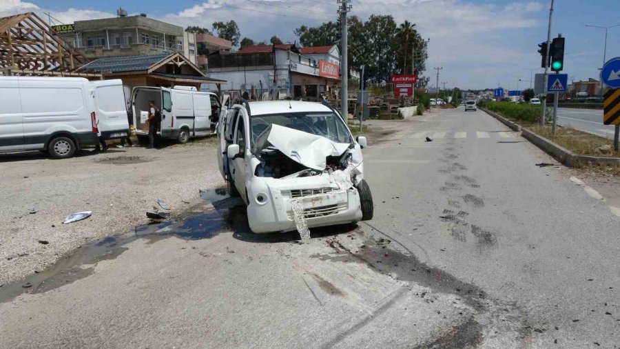 Kapalı Kasa Kamyonet Ticari Araçla Kafa Kafaya Çarpıştı: 4 Yaralı