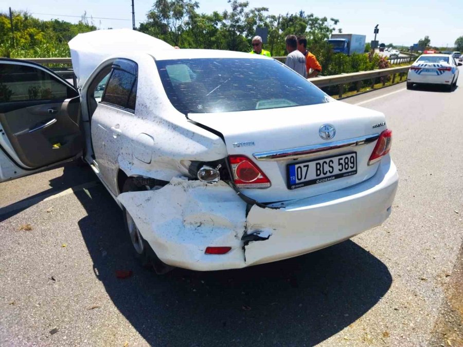 Önündeki Aracın Sağından Geçmeye Çalışan Otomobil, Önce Bariyere Sonra Motosiklete Çarptı: 2 Yaralı