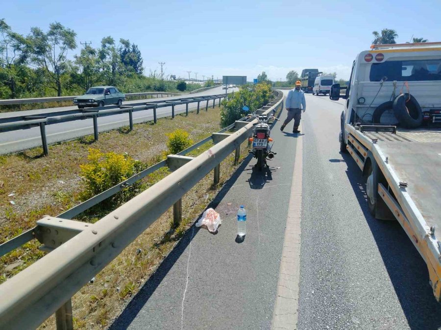 Önündeki Aracın Sağından Geçmeye Çalışan Otomobil, Önce Bariyere Sonra Motosiklete Çarptı: 2 Yaralı