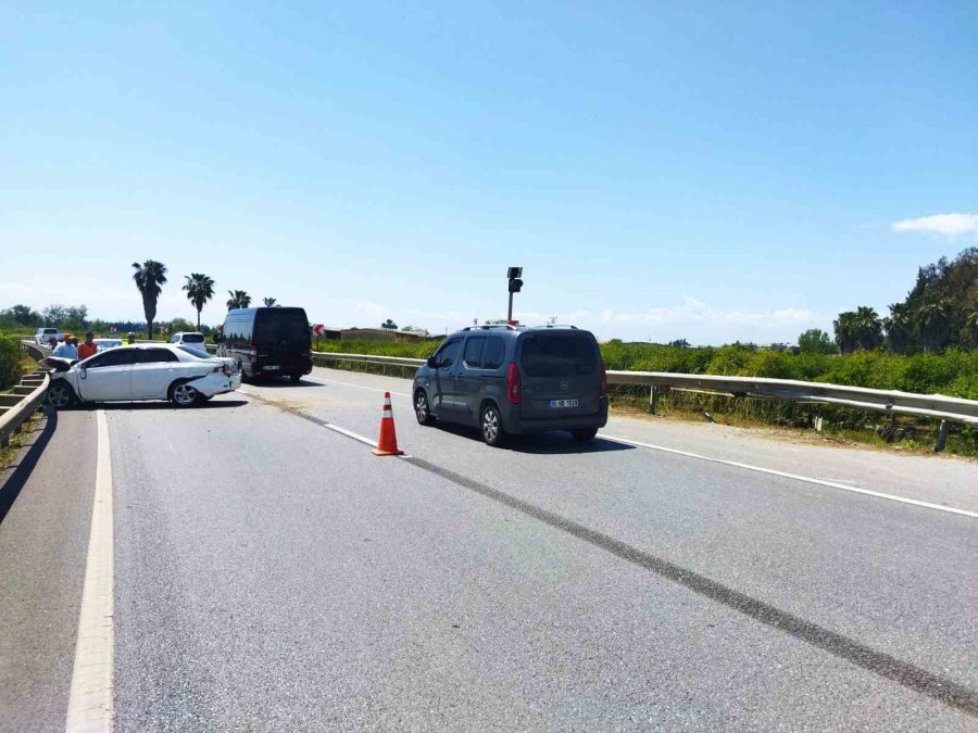 Önündeki Aracın Sağından Geçmeye Çalışan Otomobil, Önce Bariyere Sonra Motosiklete Çarptı: 2 Yaralı