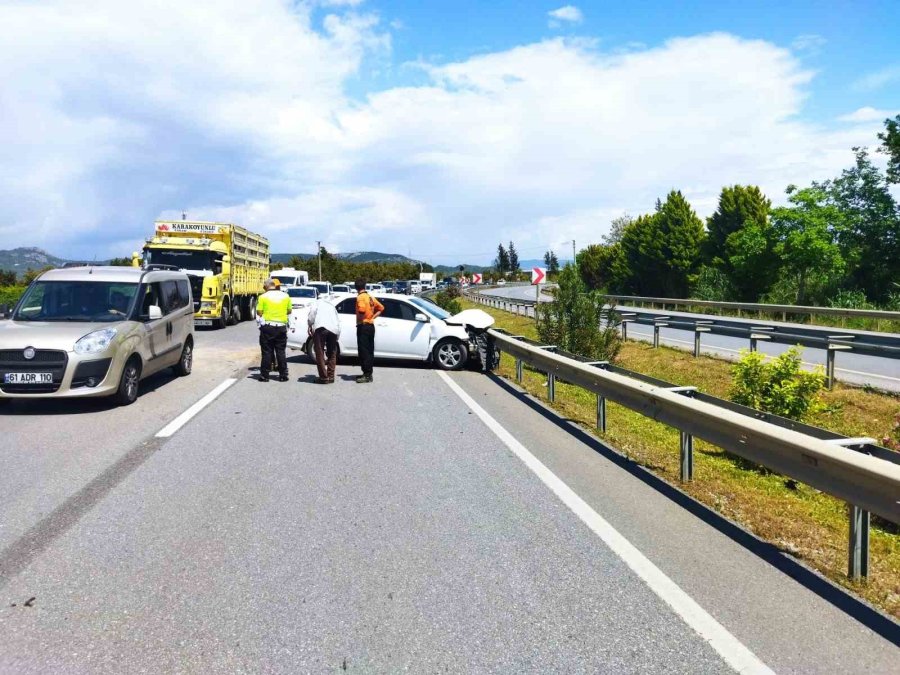 Önündeki Aracın Sağından Geçmeye Çalışan Otomobil, Önce Bariyere Sonra Motosiklete Çarptı: 2 Yaralı