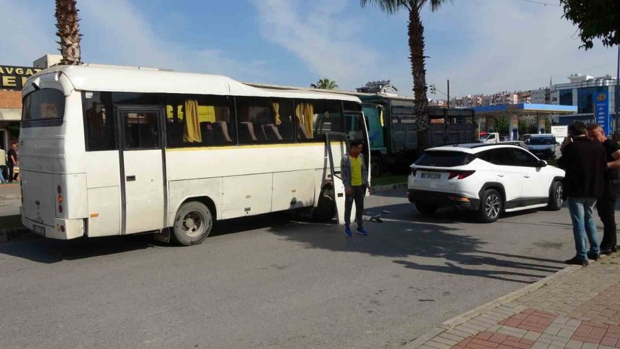 Otomatik Kapısı Açık Seyreden Servis Otobüsü Otomobile Çarptı