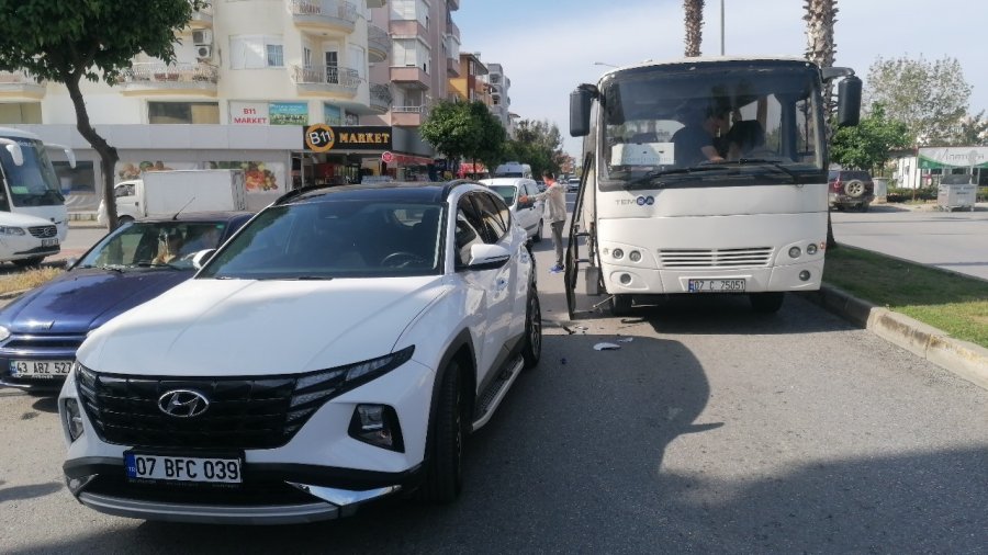 Otomatik Kapısı Açık Seyreden Servis Otobüsü Otomobile Çarptı