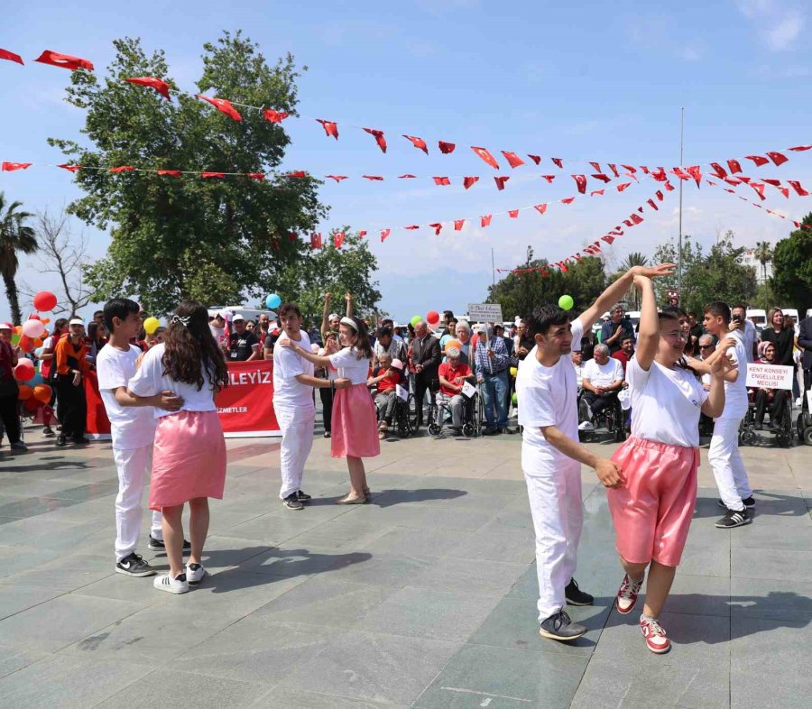 Antalya Caddelerinde Enfest Coşkusu