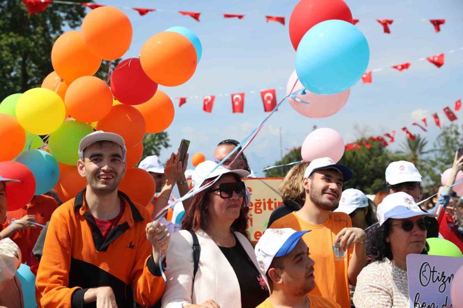 Antalya Caddelerinde Enfest Coşkusu