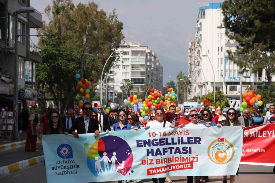 Antalya Caddelerinde Enfest Coşkusu