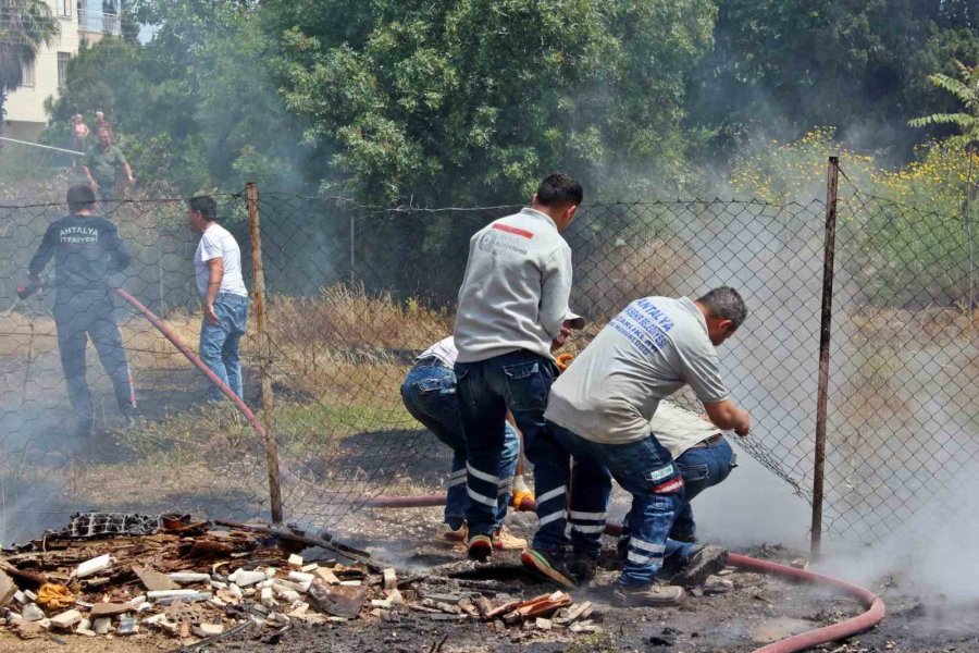 Evlere Yönelen Otluk Yangını Mahalleliyi Korkuttu