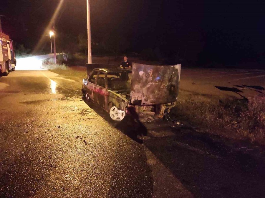 Yol Kenarındaki Araç Yanarak Kullanılamaz Hale Geldi