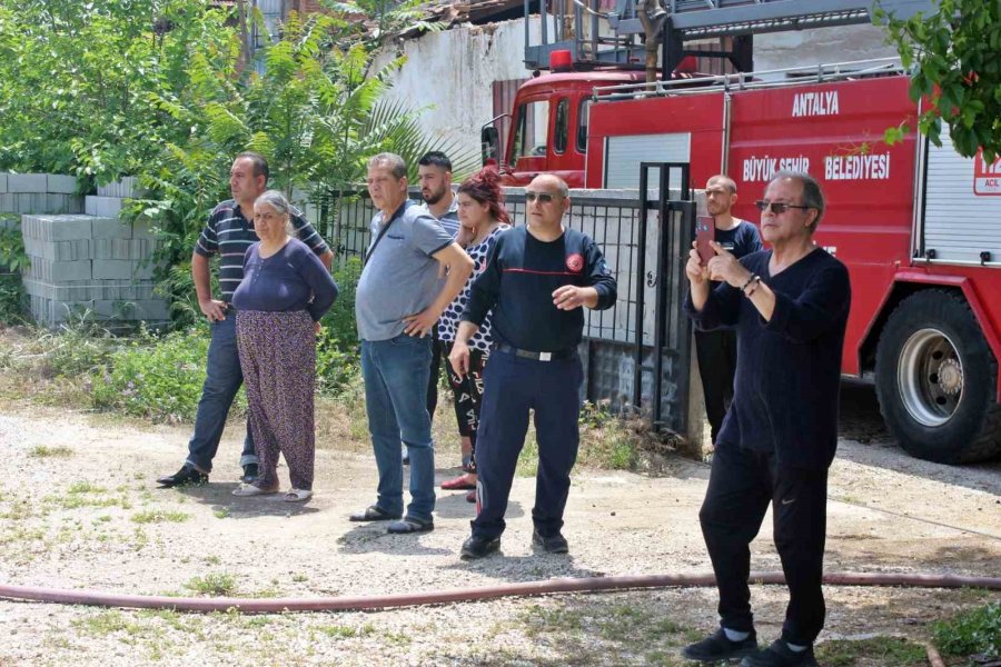 Evlere Yönelen Otluk Yangını Mahalleliyi Korkuttu