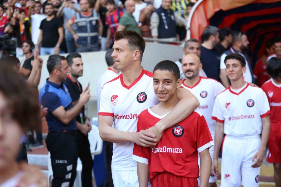 “tff Omuz Omuza Gösteri Maçı” Mersin’de Oynandı