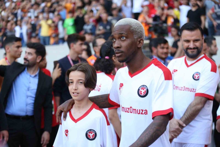 “tff Omuz Omuza Gösteri Maçı” Mersin’de Oynandı