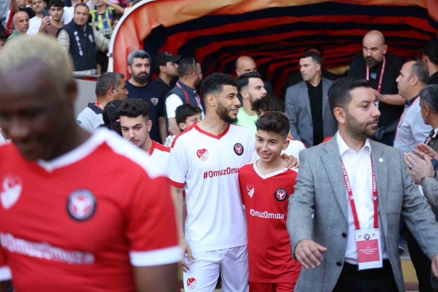 “tff Omuz Omuza Gösteri Maçı” Mersin’de Oynandı