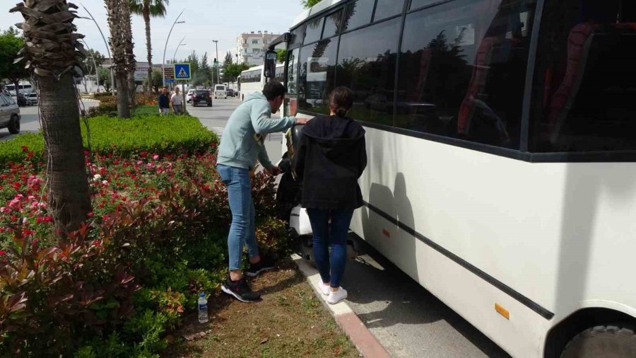 Motosikletli Kurye Otobüs İle Refüj Arasında Sıkıştı