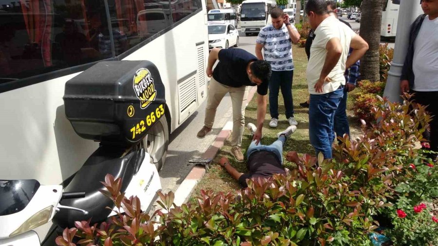 Motosikletli Kurye Otobüs İle Refüj Arasında Sıkıştı