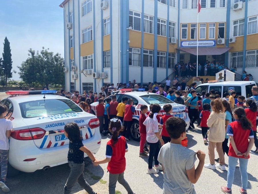 Trafik Ekipleri 380 Öğrenciye Ve 32 Öğretmene Trafik Eğitim Semineri Verdi