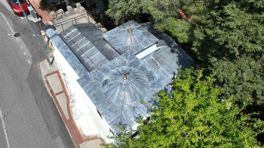 Alanya Kalesi’nin Önemli Tarihi Değerlerinden Sitti Zeyneb Türbesi’nin Çatısı Onarıldı