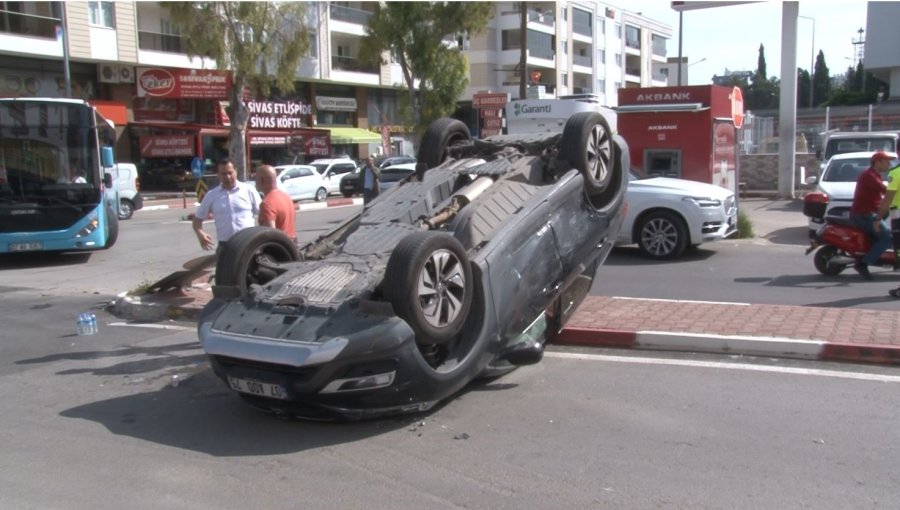 Kavşakta Otomobiller Çapıştı, Takla Atan Araçtaki Sürücü Yaralandı