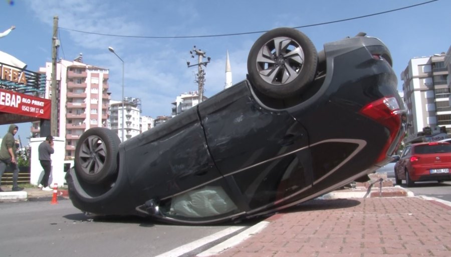 Kavşakta Otomobiller Çapıştı, Takla Atan Araçtaki Sürücü Yaralandı