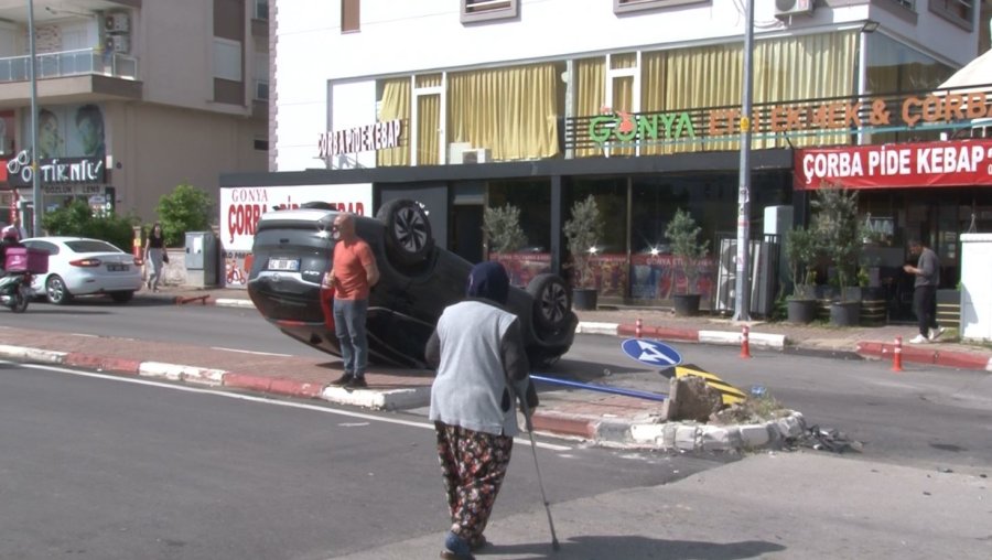 Kavşakta Otomobiller Çapıştı, Takla Atan Araçtaki Sürücü Yaralandı