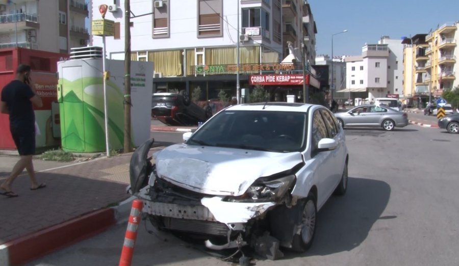 Kavşakta Otomobiller Çapıştı, Takla Atan Araçtaki Sürücü Yaralandı