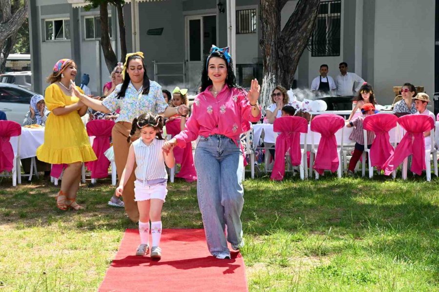 Manavgat’ta Anneler Gününe Özel 90’lı Yıllar Modası