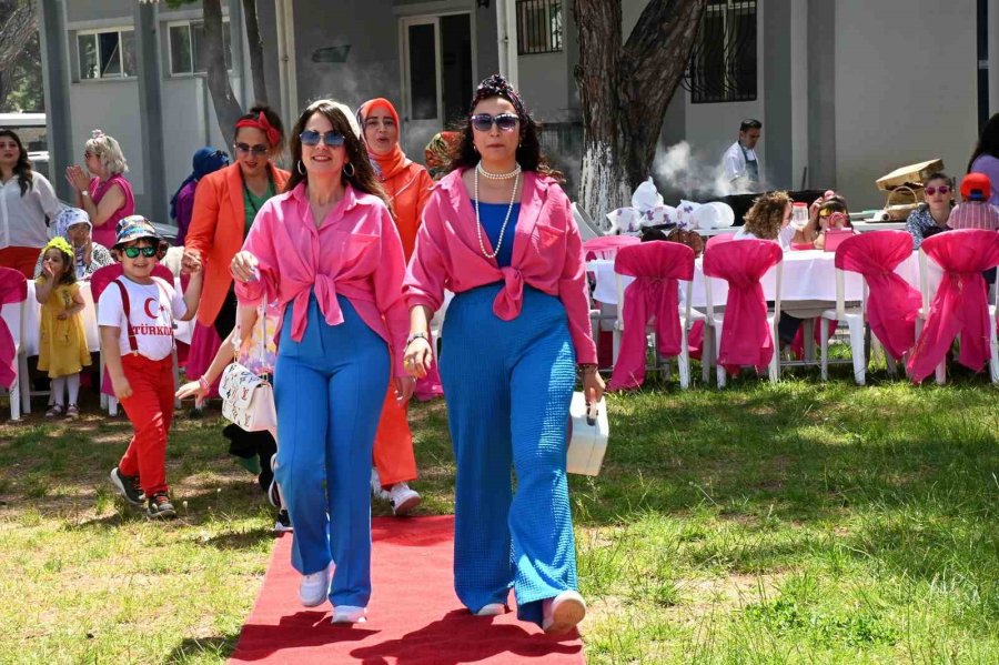 Manavgat’ta Anneler Gününe Özel 90’lı Yıllar Modası