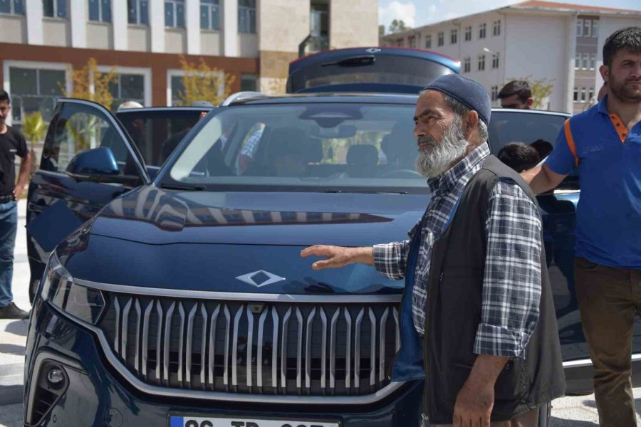 Togg’a Gençler Hayran Kaldı, Fotoğraf Çekme Yarışına Girdi