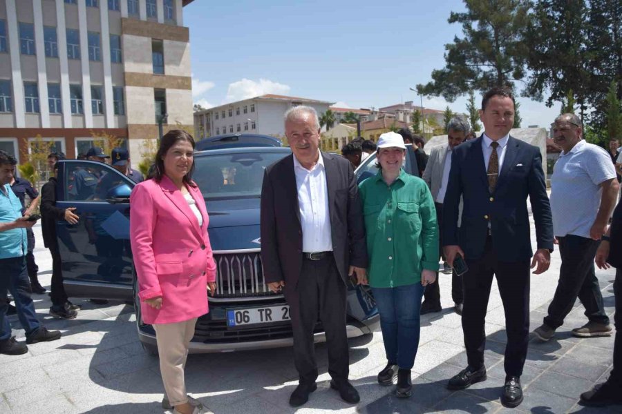 Togg’a Gençler Hayran Kaldı, Fotoğraf Çekme Yarışına Girdi