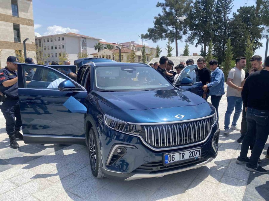 Togg’a Gençler Hayran Kaldı, Fotoğraf Çekme Yarışına Girdi