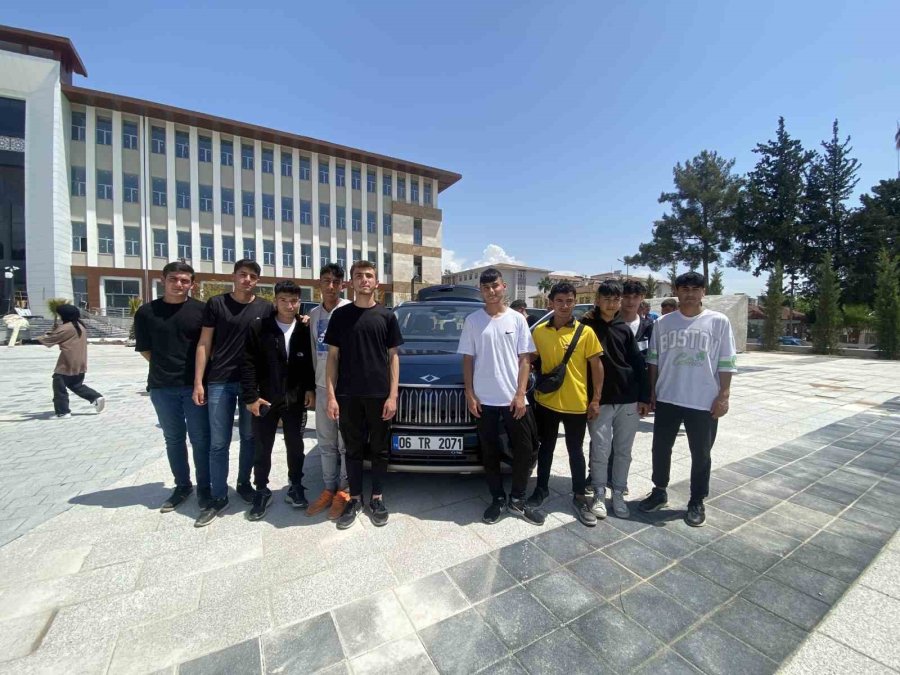 Togg’a Gençler Hayran Kaldı, Fotoğraf Çekme Yarışına Girdi